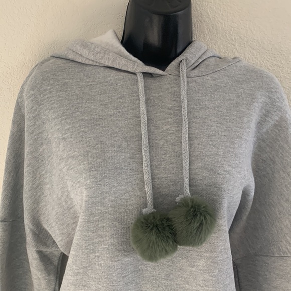 Catherine Malandrino Grey COZY Hooded Sweatshirt with Pom Poms size M NEW! - Picture 7 of 9